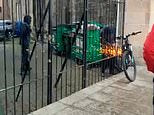 Bystanders prevent thieves using an angle grinder steal a bicycle in Edinburgh [VIDEO]